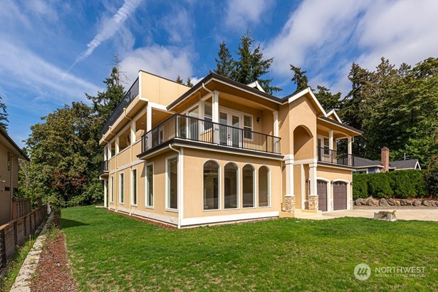 This stunning 2-story home, overlooking Lake Washington, has multiple view decks and balconies to delight the senses.