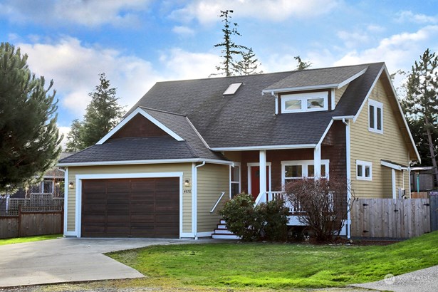 This one has excellent curbside appeal! Convenient Freeland location, on a cul-de-sac, in the Holmes Harbor neighborhood.