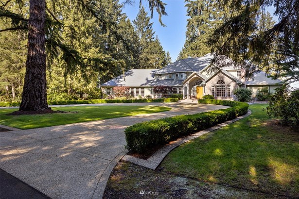 U shaped driveway to a grand entrance.