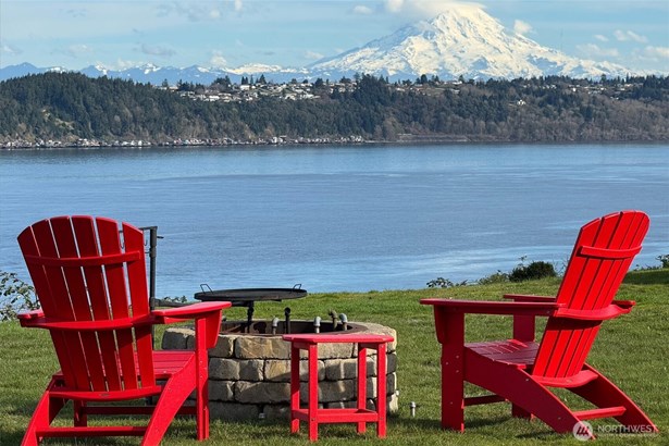 Savor the majestic views of Mt Rainier, the Puget Sound, and Point Defiance.