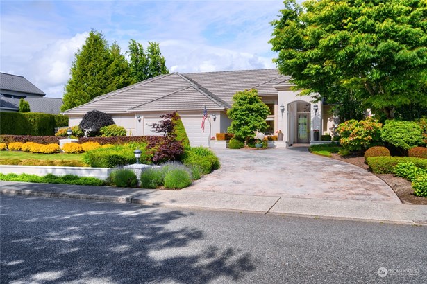 Welcome to 1506 Alpine View Drive, known as &#34;Dream Home 2000&#34; built by Presidio Construction. The home faces west and features a massive stamped concrete circular driveway. The front of the home also features a beautiful portico.