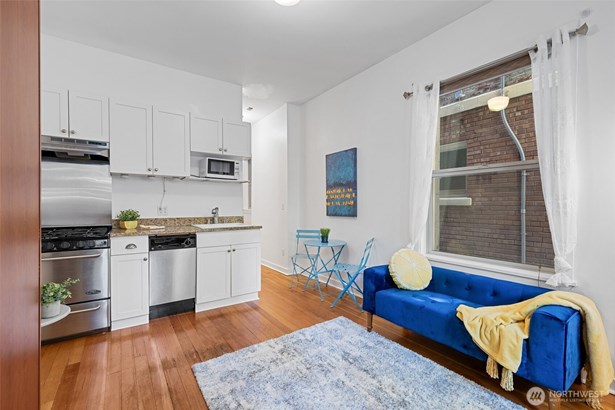 Darling studio with tall ceilings!