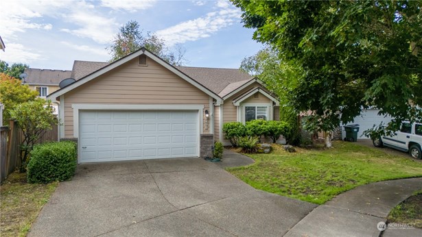 Welcome home to this adorable 3 bed, 2 bath rambler in Brookfield