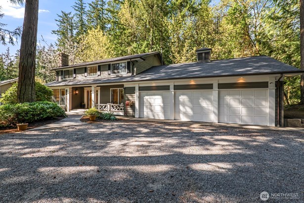 Excellent Location on Top of Hollywood Hill on a quiet, serene shy acre this 2880* sq ft home boasts 4 bedrooms (the primary on the main and 2nd en-suite upstairs), 3.5 bathrooms, large bonus room with a vaulted ceiling with a kitchenette and large 3 car garage.