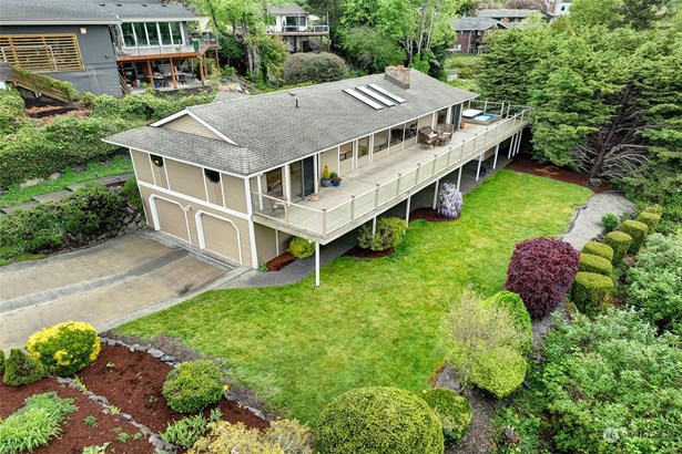 Welcome home! This well-maintained North Hill home features great views of Mt. Rainier, Downtown Des Moines and the Puget Sound