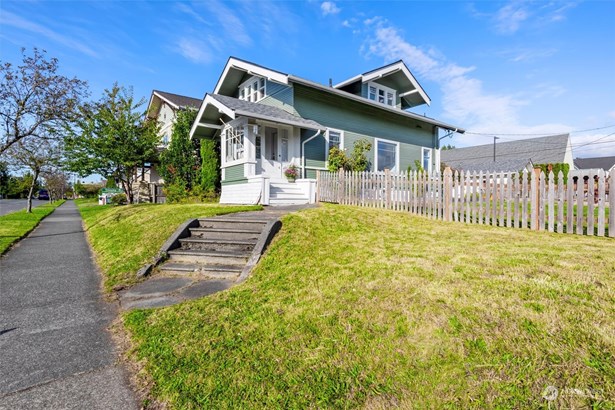 Welcome to this Charming Sunnyland Craftsman!