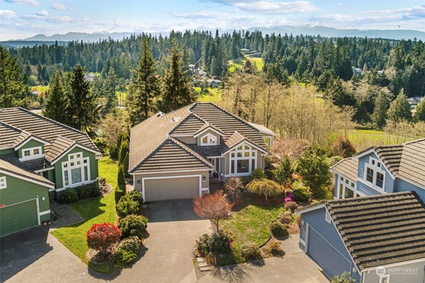 Welcome to this beautiful home sited at the end of the street in coveted Fairwood Village, overlooking the Port Ludlow Golf Course, Port Ludlow Bay, and miles of wooded natural beauty. Gorgeous views of the Olympic Mountains in the distance!