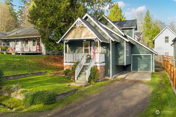 Charm just oozes from this wonderful craftsman cottage! Meticulously maintained, it is sited on a dead-end lane and facing into the forest, it feels private yet its location in Suquamish make it a prime location for work and play.