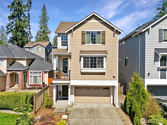 Welcome to this charming townhome in the sought-after Summerland community!