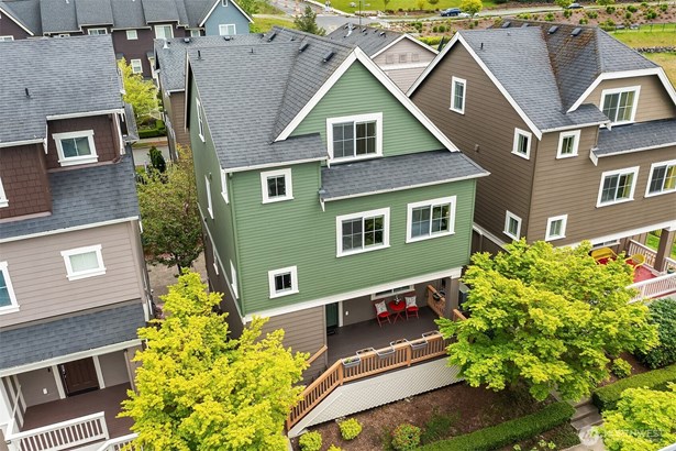 Nestled in West Highlands Park, Issaquah Highlands, this light-filled home is within walking distance of Swedish Hospital, parks, shopping, dining, and transit.