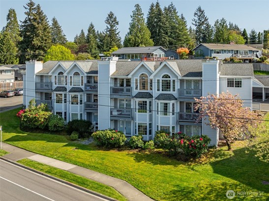 1 Bedroom, 1 bathroom, 671 sqft & vaulted ceilings.