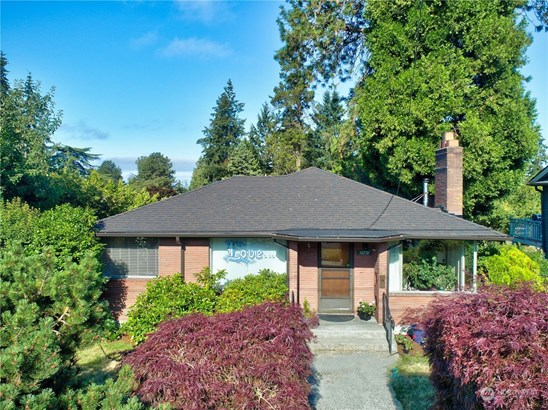 Wonderful street appeal in this Mid Century Modern home