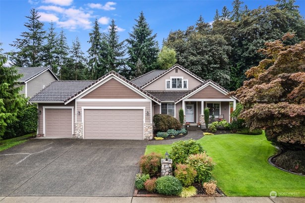 Beautiful Puyallup home with great landscaping, 3-car garage and a tile roof.