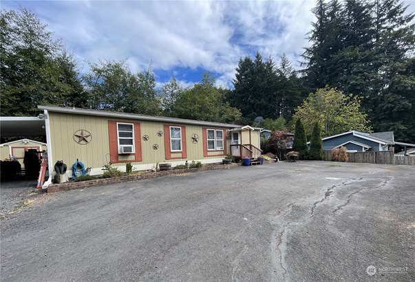 Adorable home is located in a super cute neighborhood in the growing town of Winlock.