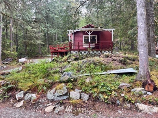 Clean and move in ready! Recently updated (July 22) with new exterior paint and new deck. Come check out the great cabin where you can enjoy the beauty of Marblemount year round!