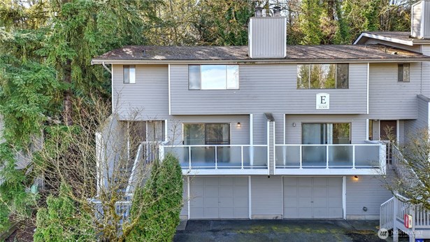 Private garage in an ever so convenient location situated on Lea Hill.