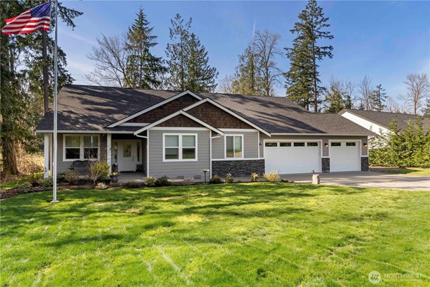 Welcome to this wonderful, single-story home in Tacoma on 2 acres!