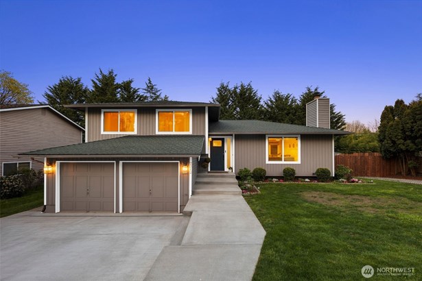 Welcome to this beautifully updated home in Lakeland North!