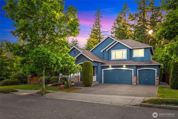 This timeless masterpiece delivers a new benchmark in luxury living with grand scale and privacy. Perfectly positioned with Park facing and a large corner lot. Spectacular at every turn!