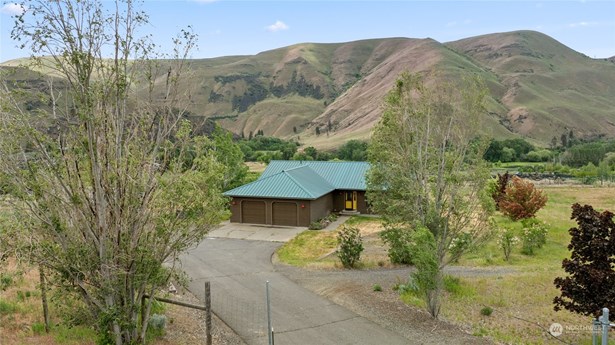 420 Canyon River Terrace - nestled in the river canyon just minutes outside of Ellensburg, WA.