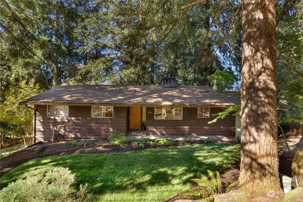 Great mid-century home with finished basement