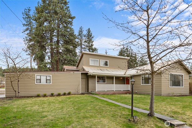 Large corner lot has so much potential!