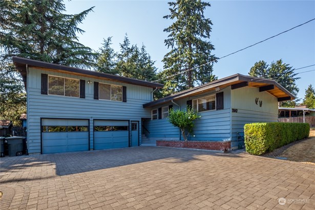 Lovely home with attached 2-car garage