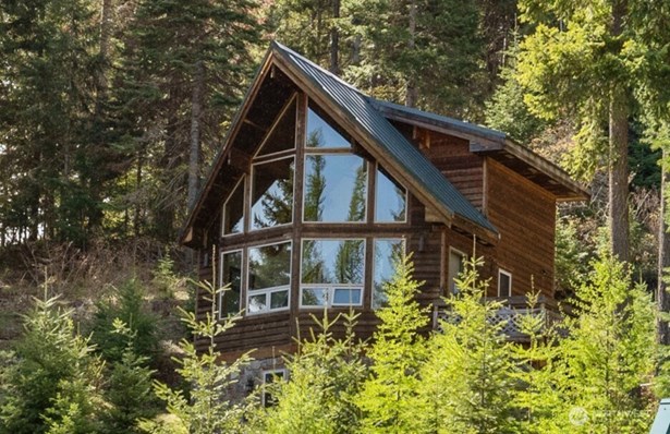 Lindal Cedar Home on Acreage!
