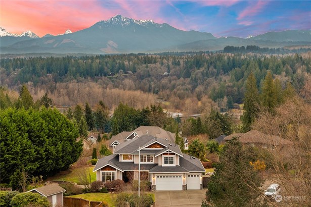 Beautiful picture of the front of the home and the Cascade Mountains