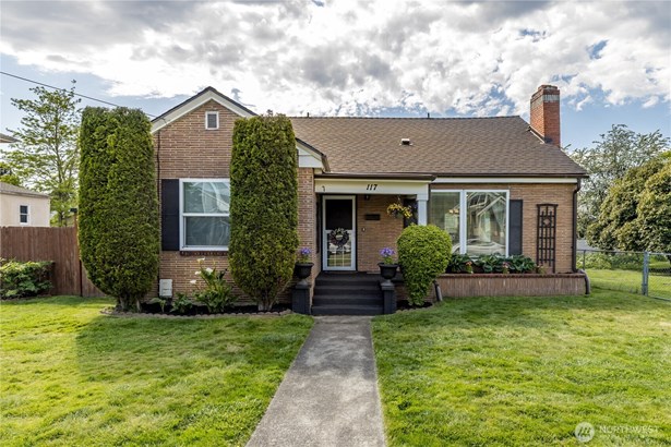 Charming gem of a home in a convenient downtown Auburn location