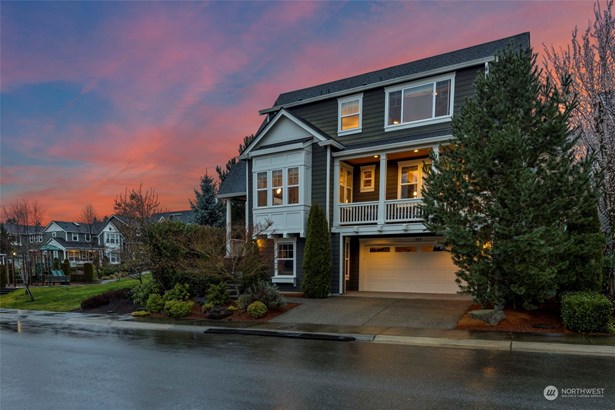 Desirable Claremont neighborhood in the heart of the Renton Highlands. Well maintained home features $50K worth of landscaping upgrades, whole house Aquasana water filter system, tankless water heater and more!