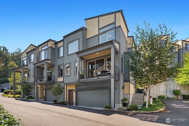 Contemporary 4 bedroom townhouse on Mercer Island