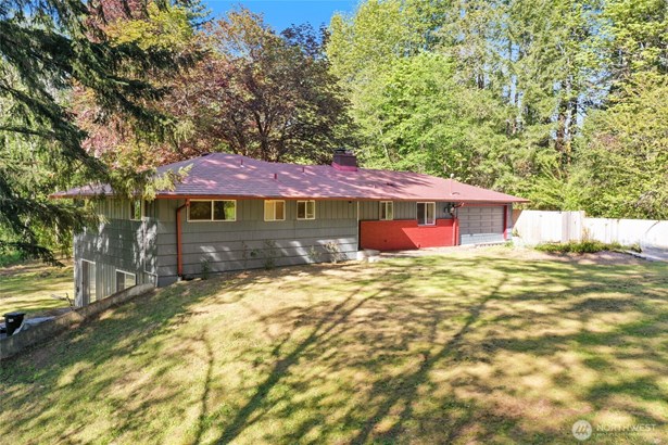 2900+ sq ft on over 2.5 acres of loveliness