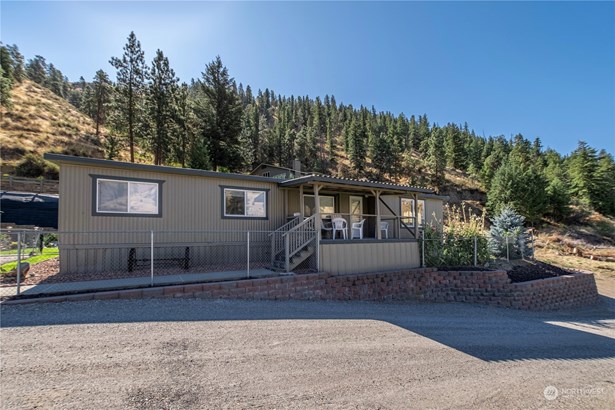 Beautifully maintained 1978 manufactured home. Freshly painted as of summer 2024.