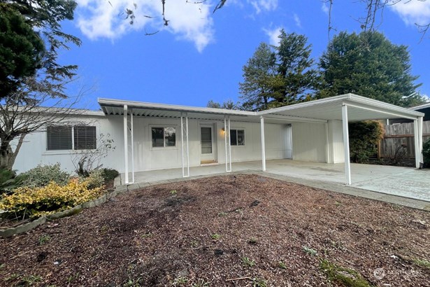 Brand-New Roof – Move in with peace of mind knowing this home features a brand-new roof, offering durability, efficiency, and long-term value.