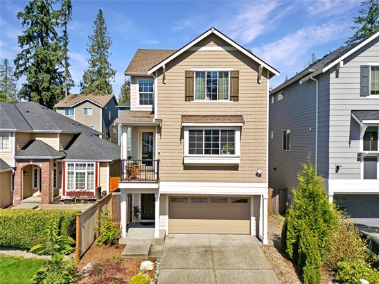 Welcome to this charming townhome in the sought-after Summerland community!