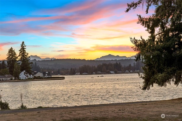 Beautiful views of Dyes Inlet and The Olympic Mountains from this no bank waterfront