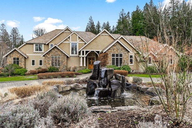 Sterling Crest in Redmond, a quiet tree lined lane of luxury homes.
