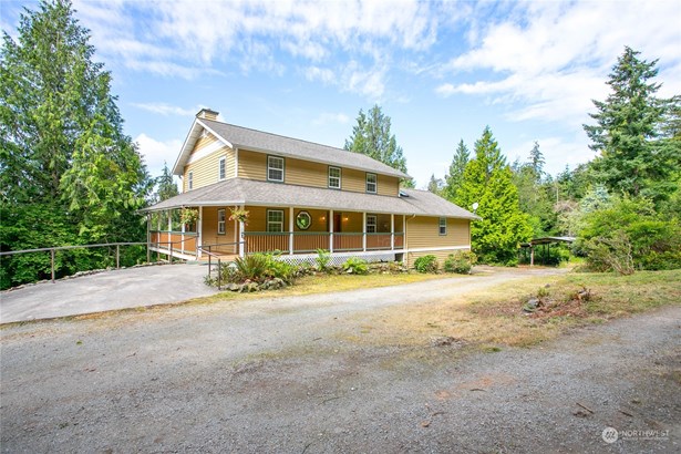 Privacy and seclusion on 4.85 acres with bay views.Roof was done in 2015.