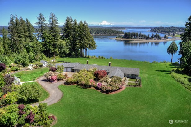 Stunning 17.9 (+/-) acre waterfront estate offers   views of Mt. Rainier, Totten Inlet, Steamboat   Island, Hope Island and beyond.