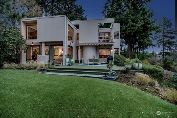 This home isn’t just a place to live—it’s an experience. A rare opportunity to own a modern gem in one of Mercer Island’s most sought-after, south end neighborhoods.