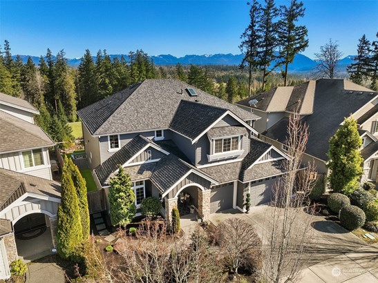 Perfect in Every Way! William Buchan Customized Home. Fantastic Mountain Views!