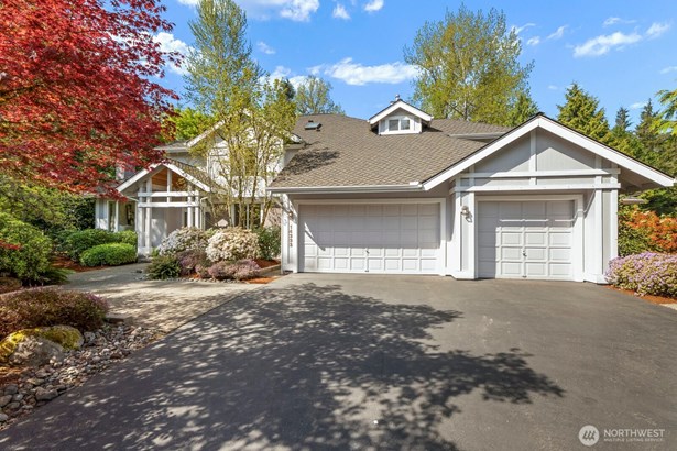The sought after community of Lake of the Woods presents this one of a kind 4730* sq ft East facing home with an attached In-Law apartment. Located in a quiet cul-de-sac on a shy acre, the main house features soaring ceilings, 3 bedrooms, 2.5 bathrooms, main floor office and huge bonus room upstairs.