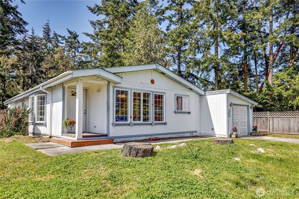 3-bed 2-bath conveniently located in the Towne Point neighborhood.