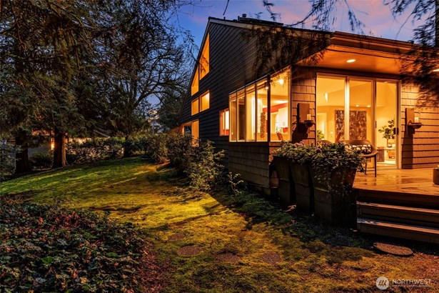 The house is one of nine homes that form the AIA award-winning Avant Place neighborhood, designed by the renowned architecture firm Anisoglu Associates
