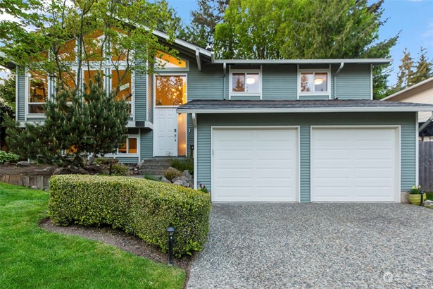 Welcome to this meticulously maintained 4-bedroom home in the heart of Bellevue&#39;s idyllic neighborhood!