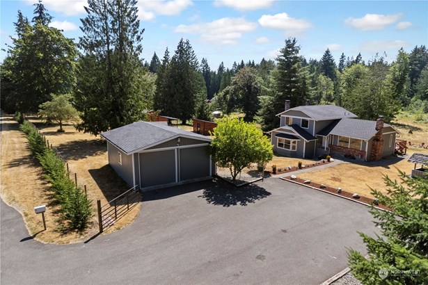 Welcome to this updated country modern mini-farm in Graham. Drive down this shared dead end road & the Cyprus trees line the fence to naturally soften & provide privacy.