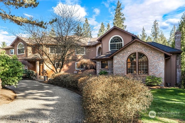 Welcome to Broadmoore Estates in Sammamish, an upscale community with stately homes on large shy acre lots conveniently located just 10 minutes from downtown Redmond.