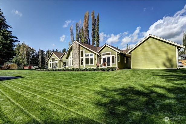 Over an acre of bliss for this gorgeous Bellevue rambler!