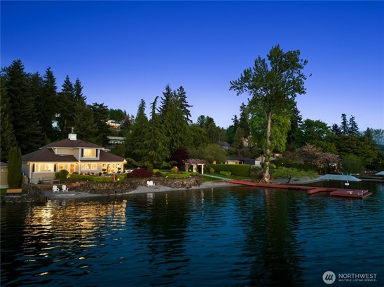 Incomparable 150 no bank waterfront - the largest, and the rarest on the Lake Sammamish. Gated estate with unmatched privacy. Resort living at its best!  Must see!